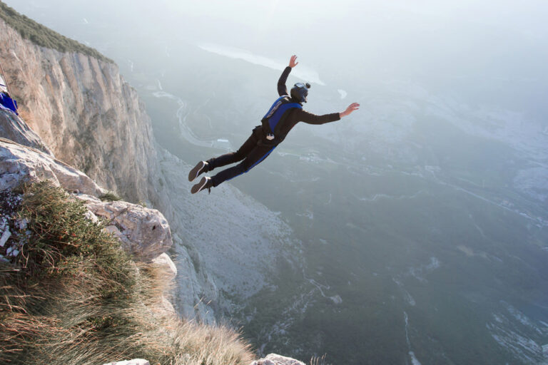Co to jest BASE jumping?
