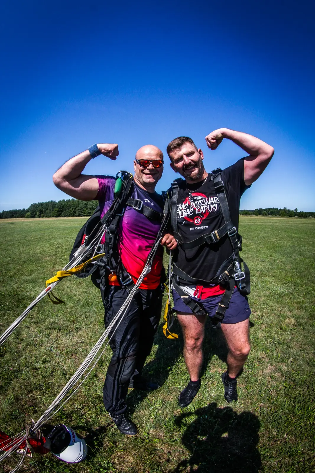 Tandem pilot i uczestnik po bezpiecznym lądowaniu ze skoku spadochronowego